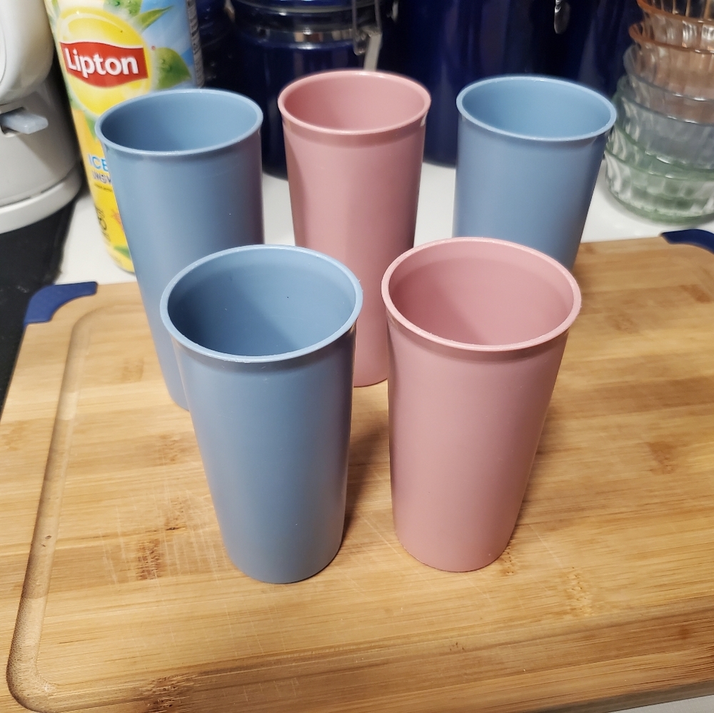 5 soft pink and blue Is cups by Tupperware